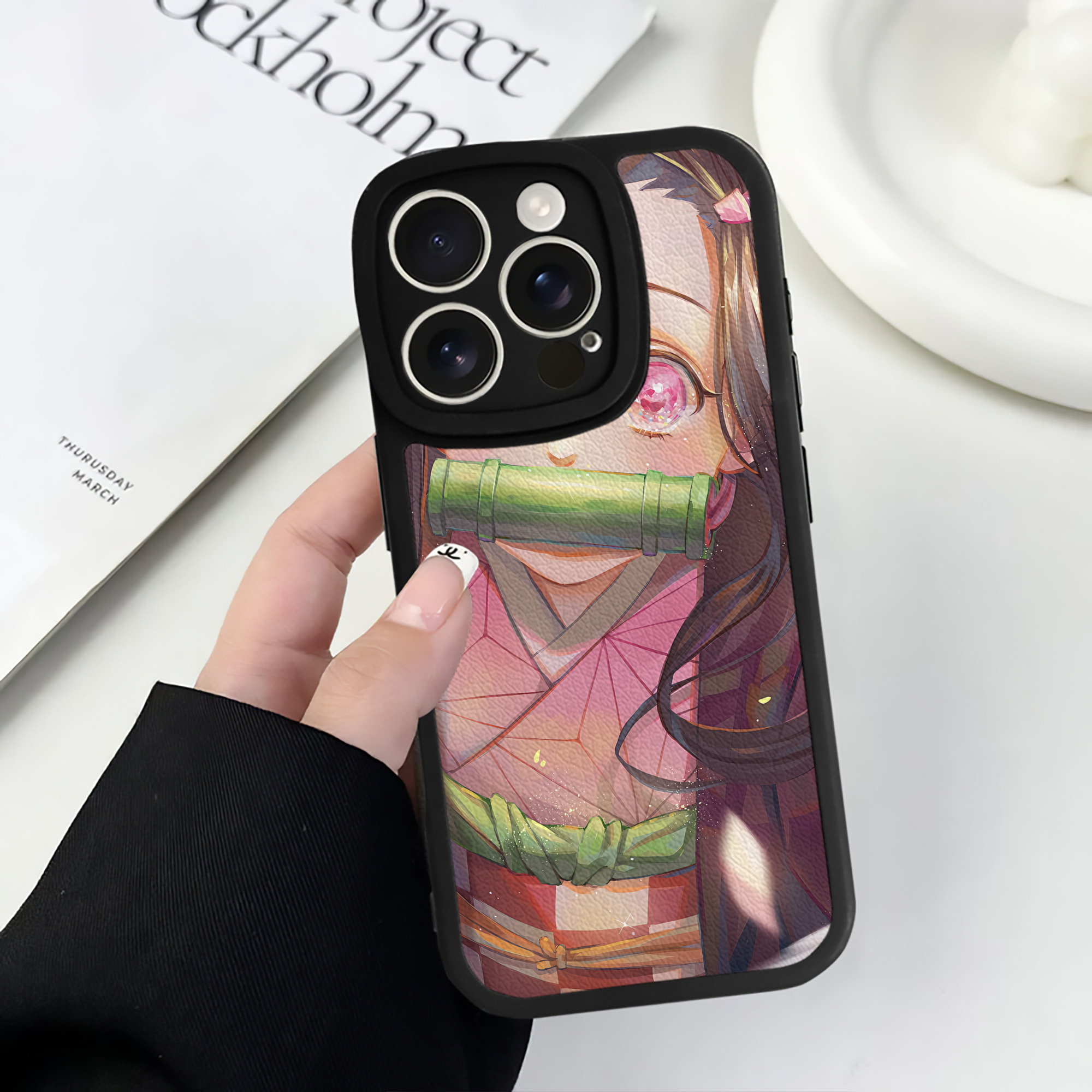 （画像用） 鬼滅の刃（きめつのやいば）竈門 禰󠄀豆子／かまど ねずこ Kamado Nezuko 【iPhone 16シリーズ対応】シリコンスマホケース（レザー調） 材質：シリコン